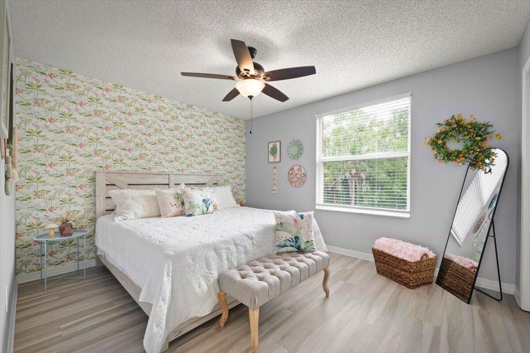 Activo con contrato: $429,900 (3 camas, 2 baños, 2370 Pies cuadrados)