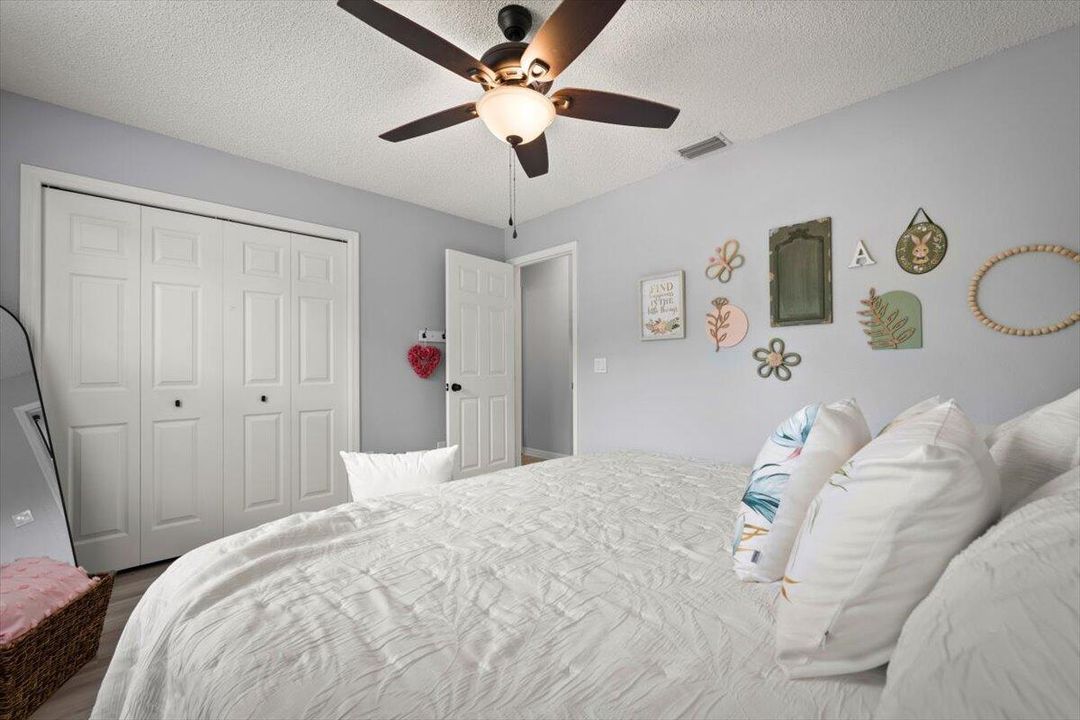 Activo con contrato: $429,900 (3 camas, 2 baños, 2370 Pies cuadrados)