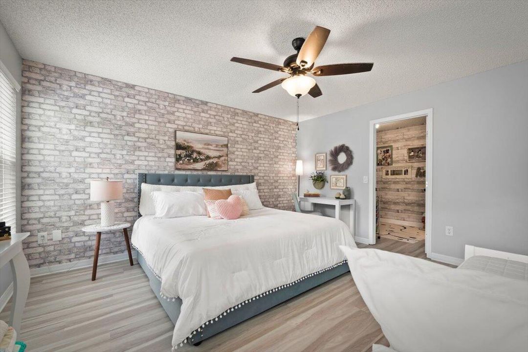 Activo con contrato: $429,900 (3 camas, 2 baños, 2370 Pies cuadrados)