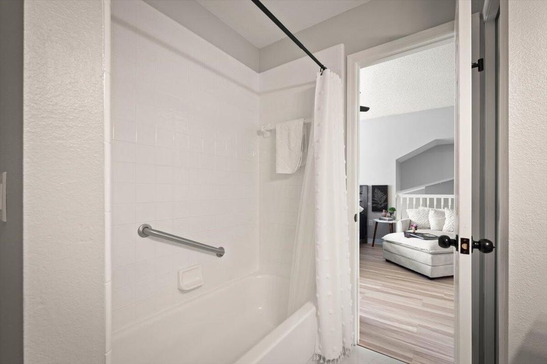 Activo con contrato: $429,900 (3 camas, 2 baños, 2370 Pies cuadrados)