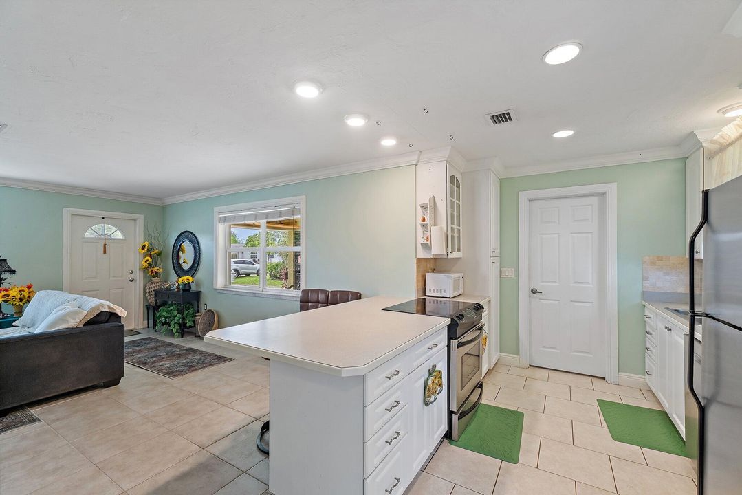 合同活跃: $498,000 (2 贝兹, 2 浴室, 1094 平方英尺)