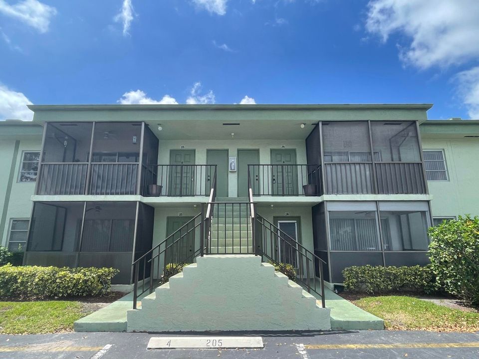 For Sale: $120,000 (2 beds, 2 baths, 852 Square Feet)