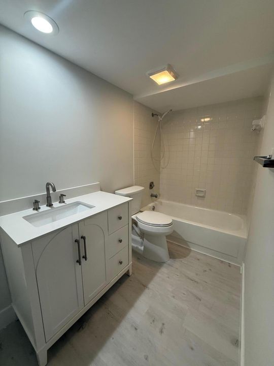 Activo con contrato: $2,500 (2 camas, 2 baños, 1325 Pies cuadrados)