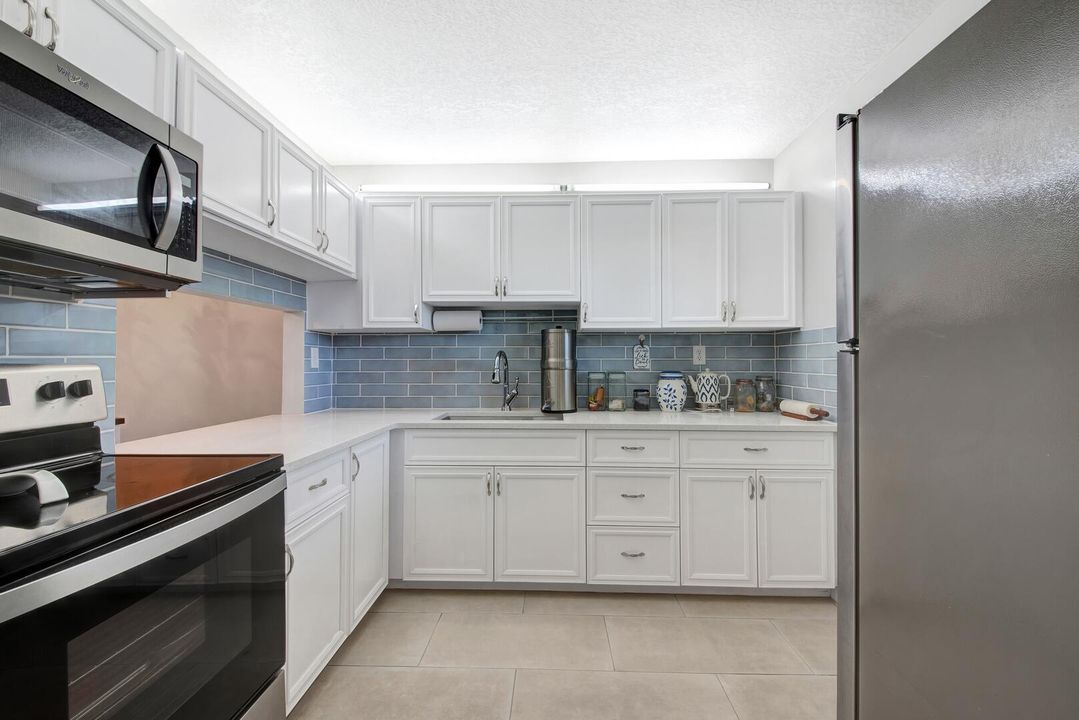 待售: $98,000 (2 贝兹, 1 浴室, 894 平方英尺)