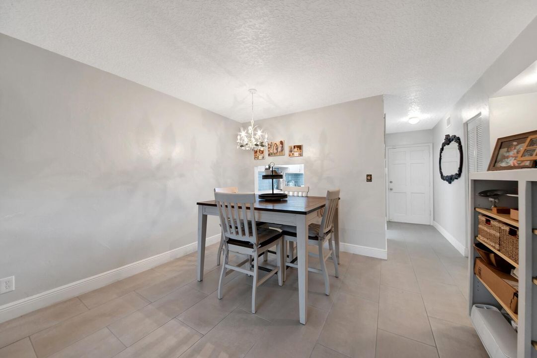 待售: $98,000 (2 贝兹, 1 浴室, 894 平方英尺)