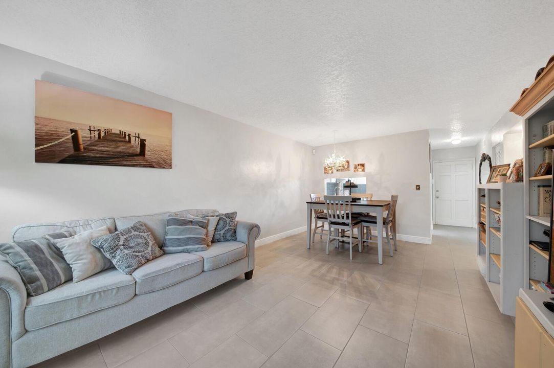 待售: $98,000 (2 贝兹, 1 浴室, 894 平方英尺)