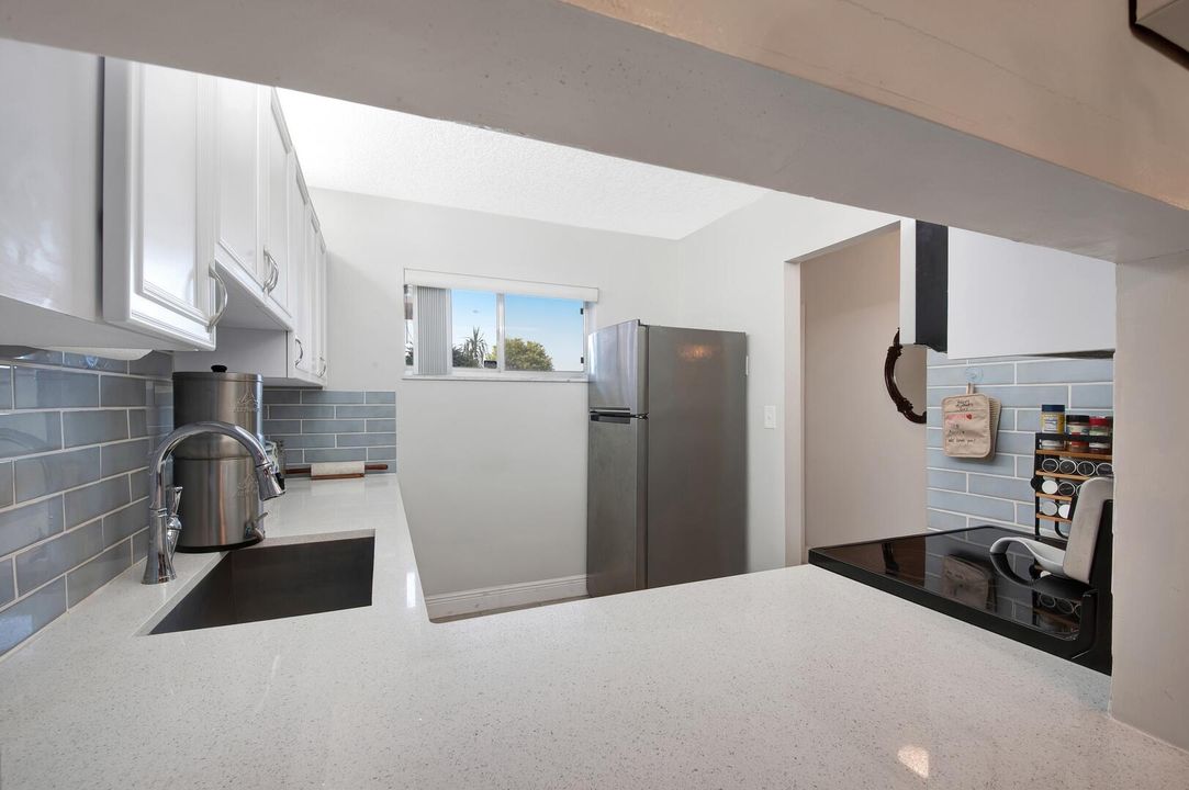 待售: $98,000 (2 贝兹, 1 浴室, 894 平方英尺)