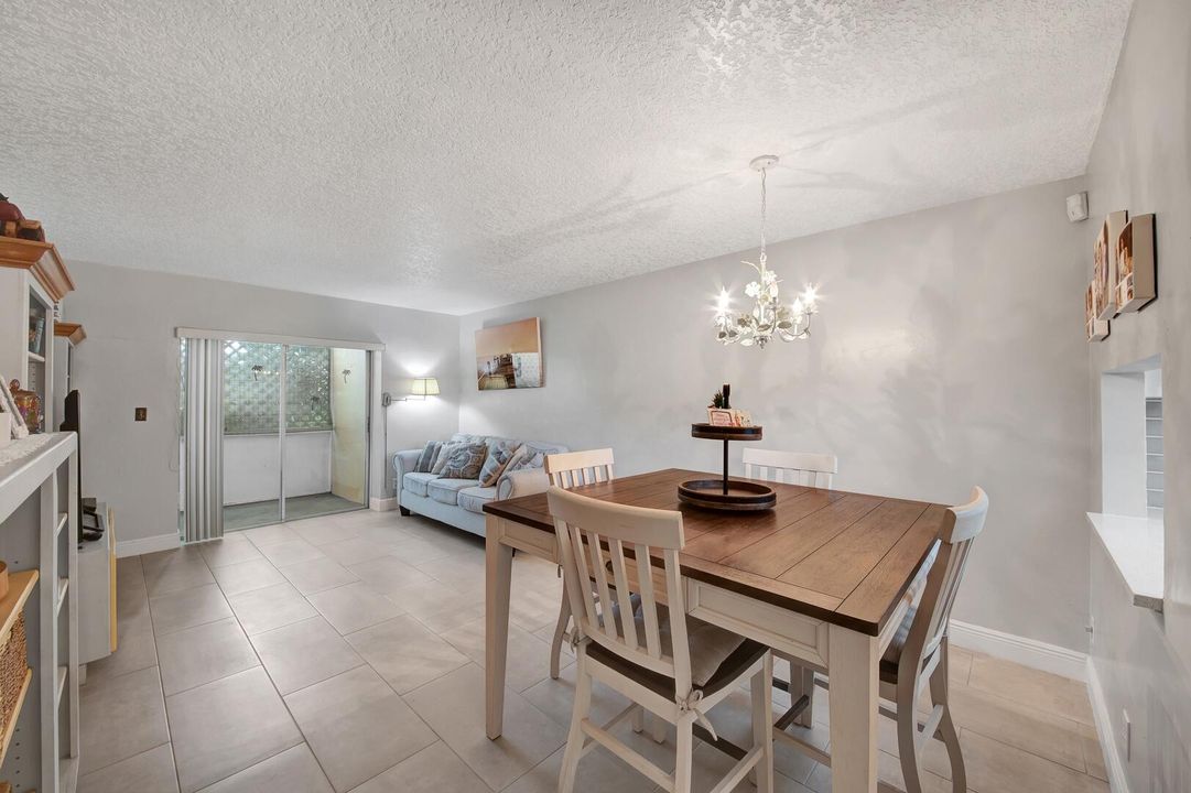 待售: $98,000 (2 贝兹, 1 浴室, 894 平方英尺)