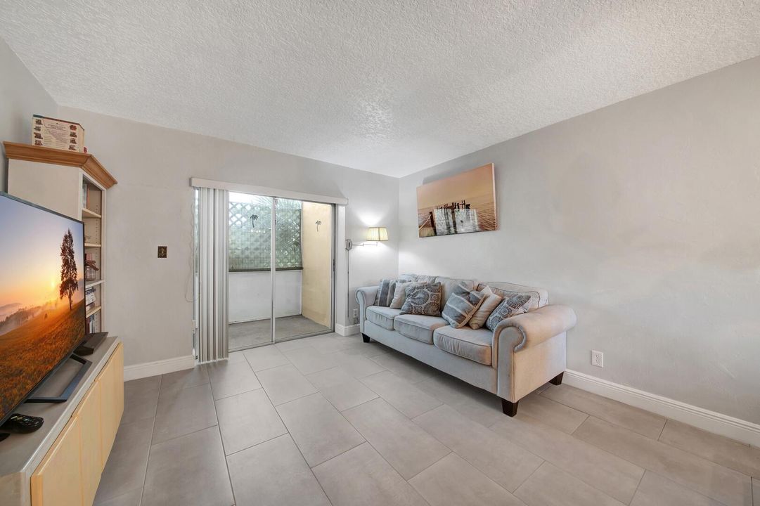 待售: $98,000 (2 贝兹, 1 浴室, 894 平方英尺)