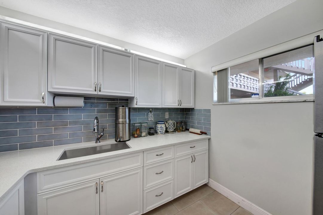 待售: $98,000 (2 贝兹, 1 浴室, 894 平方英尺)