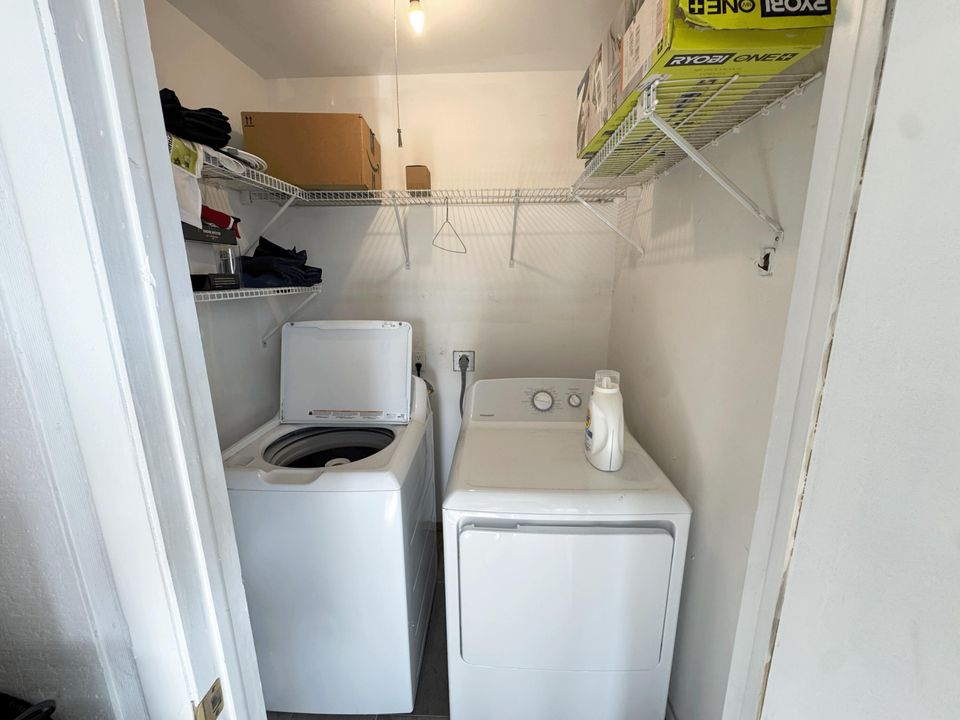 合同活跃: $102,500 (2 贝兹, 2 浴室, 902 平方英尺)