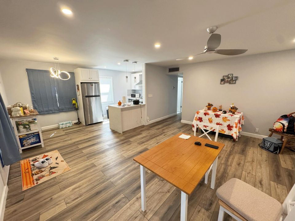 合同活跃: $102,500 (2 贝兹, 2 浴室, 902 平方英尺)