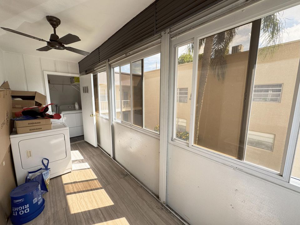 合同活跃: $102,500 (2 贝兹, 2 浴室, 902 平方英尺)