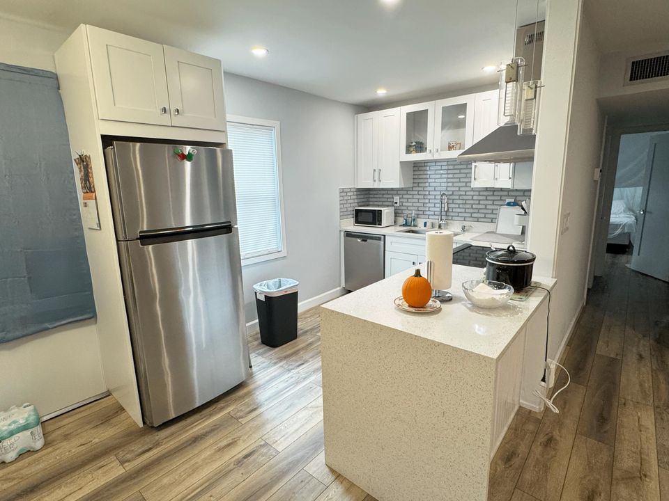 合同活跃: $102,500 (2 贝兹, 2 浴室, 902 平方英尺)