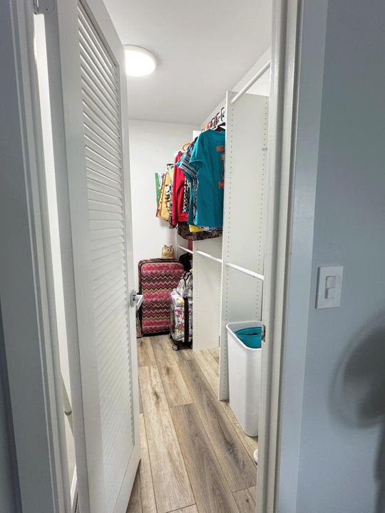 合同活跃: $102,500 (2 贝兹, 2 浴室, 902 平方英尺)