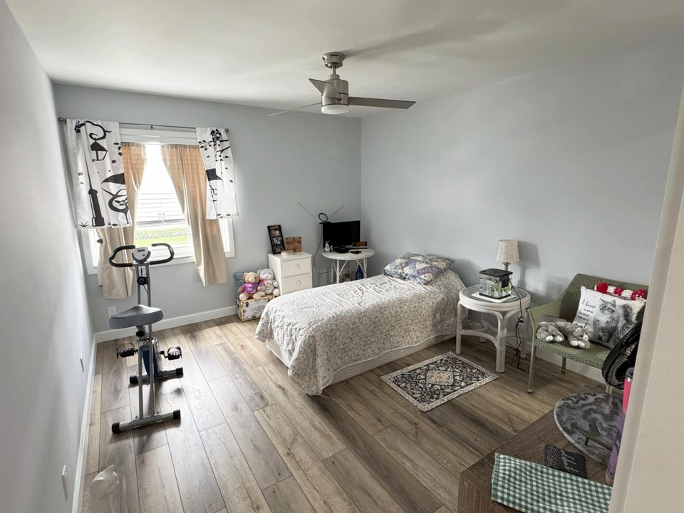 合同活跃: $102,500 (2 贝兹, 2 浴室, 902 平方英尺)