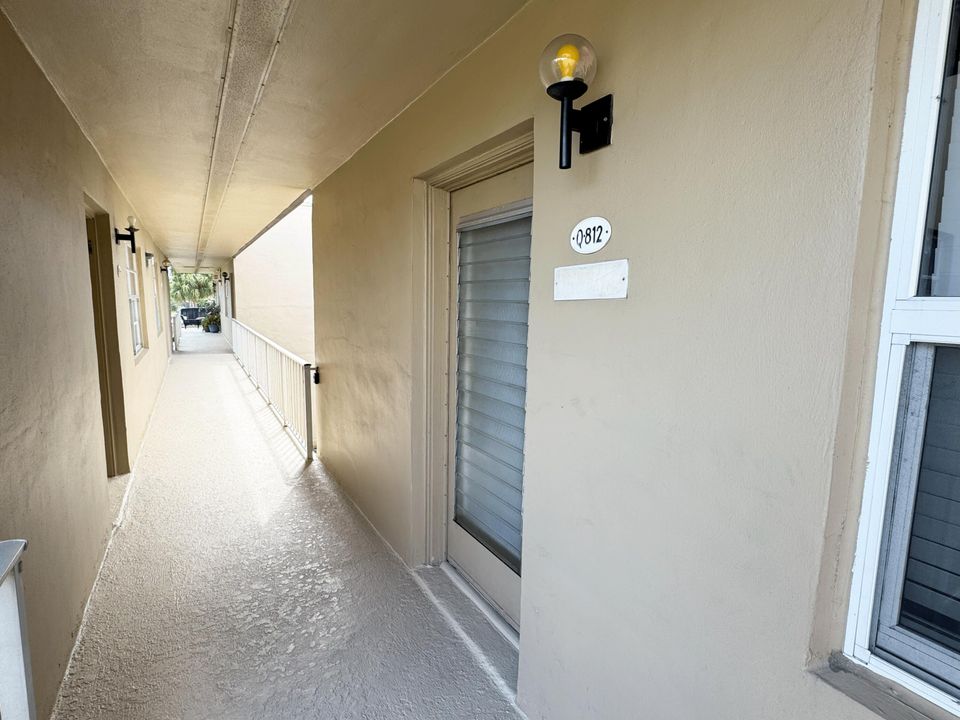 合同活跃: $102,500 (2 贝兹, 2 浴室, 902 平方英尺)