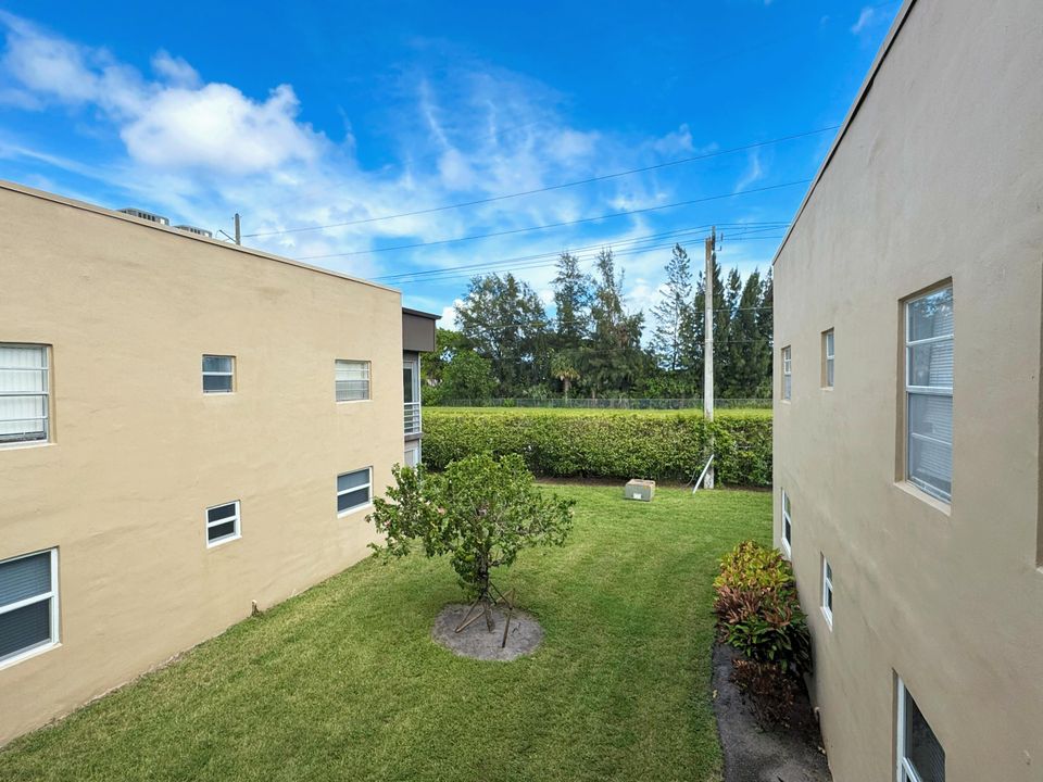 合同活跃: $102,500 (2 贝兹, 2 浴室, 902 平方英尺)