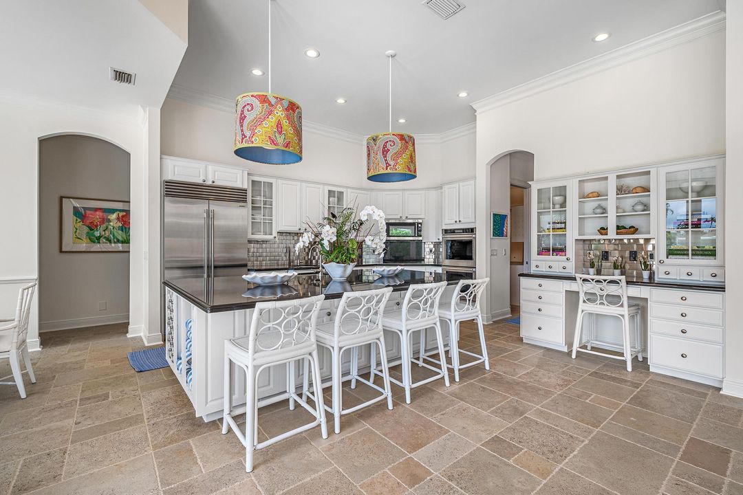 Activo con contrato: $6,150,000 (5 camas, 3 baños, 3630 Pies cuadrados)