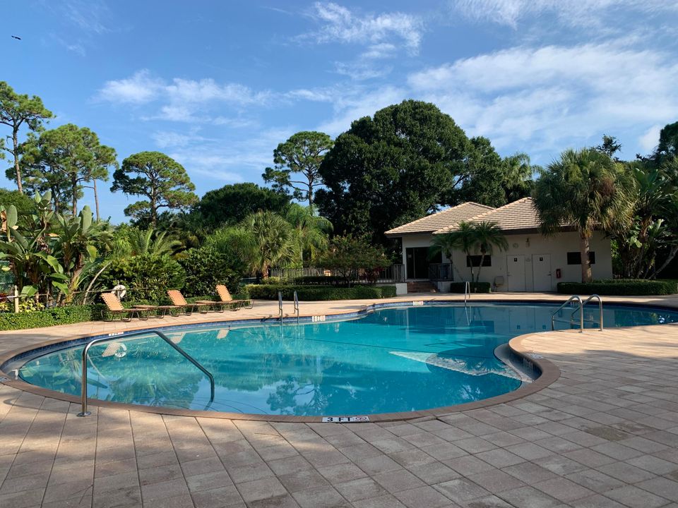 合同活跃: $775,000 (3 贝兹, 2 浴室, 1950 平方英尺)