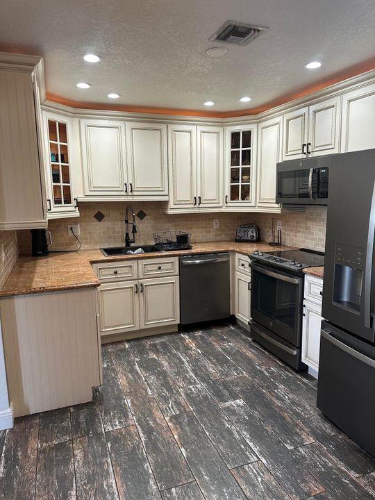 Activo con contrato: $5,500 (3 camas, 2 baños, 1510 Pies cuadrados)