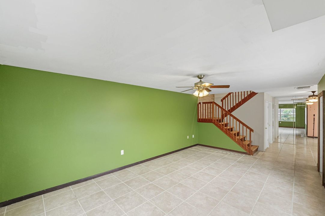 На продажу: $230,000 (2 спален, 2 ванн, 1374 Квадратных фут)