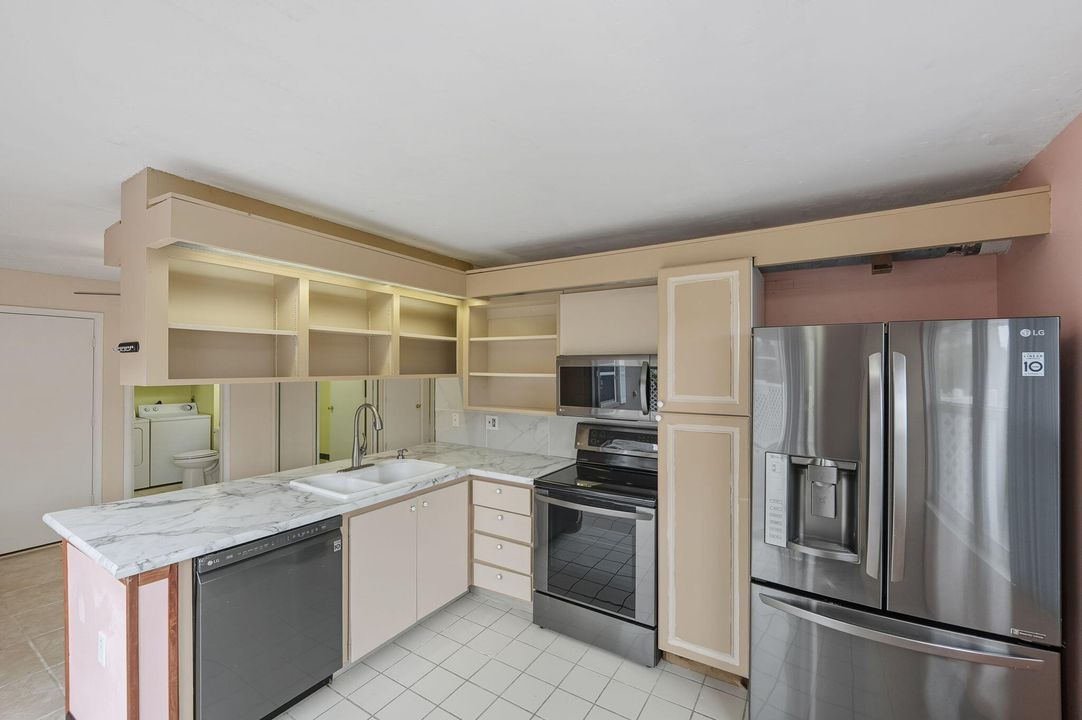 На продажу: $230,000 (2 спален, 2 ванн, 1374 Квадратных фут)