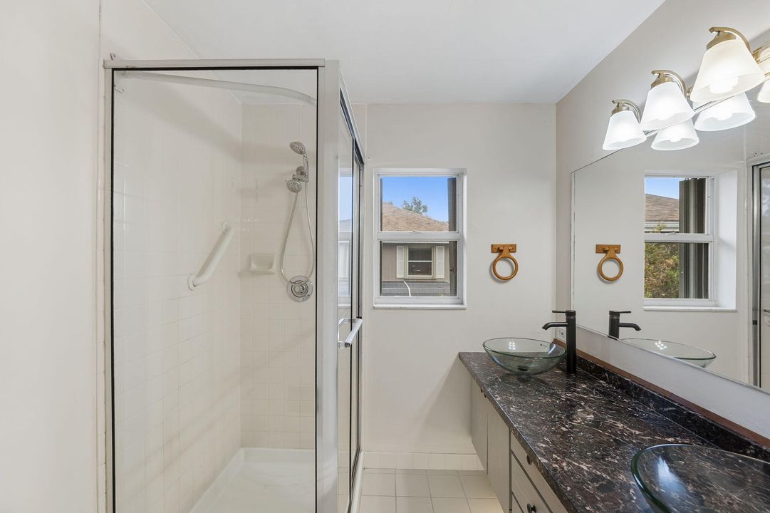 На продажу: $230,000 (2 спален, 2 ванн, 1374 Квадратных фут)