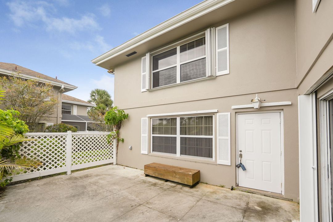 На продажу: $230,000 (2 спален, 2 ванн, 1374 Квадратных фут)