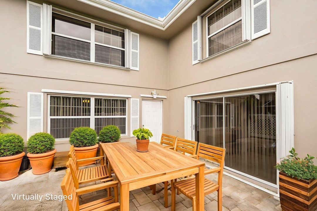 На продажу: $230,000 (2 спален, 2 ванн, 1374 Квадратных фут)