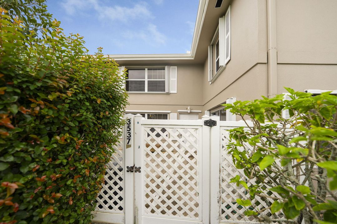 На продажу: $230,000 (2 спален, 2 ванн, 1374 Квадратных фут)