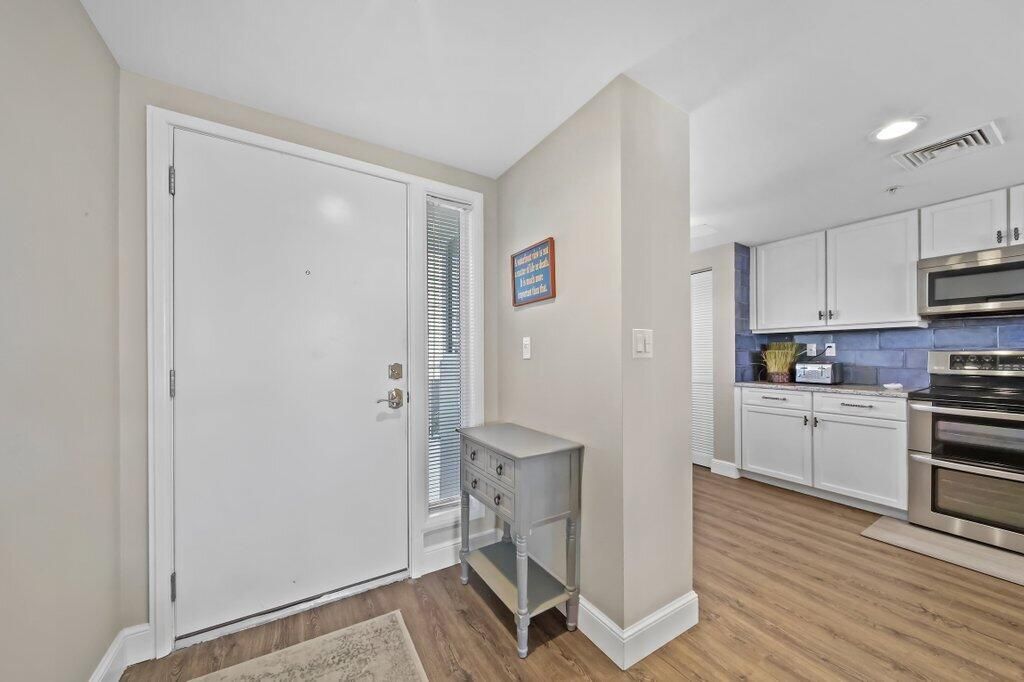 For Sale: $850,000 (2 beds, 2 baths, 1334 Square Feet)