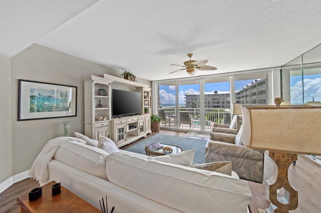 For Sale: $850,000 (2 beds, 2 baths, 1334 Square Feet)