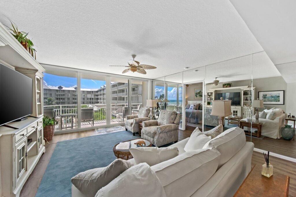 For Sale: $850,000 (2 beds, 2 baths, 1334 Square Feet)