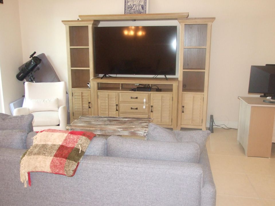 出租: $5,000 (3 贝兹, 2 浴室, 1947 平方英尺)