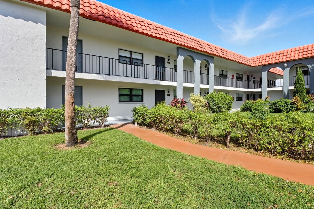 最近售出: $204,900 (2 贝兹, 2 浴室, 986 平方英尺)