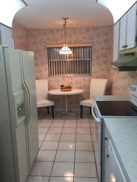 合同活跃: $1,495 (2 贝兹, 2 浴室, 1300 平方英尺)