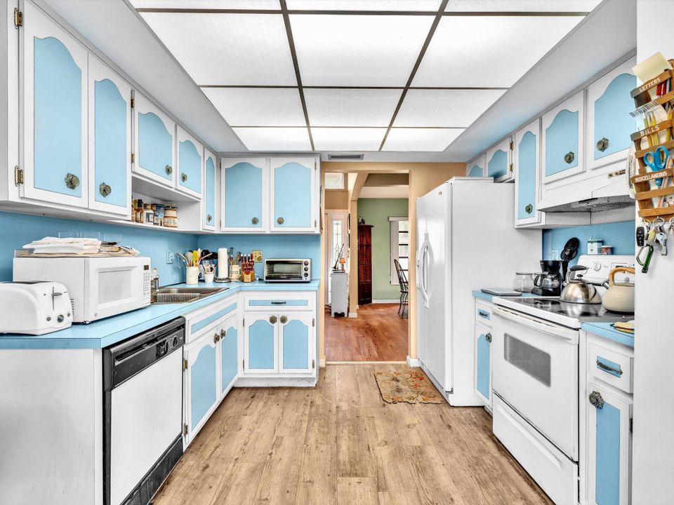 For Sale: $699,000 (2 beds, 2 baths, 1569 Square Feet)