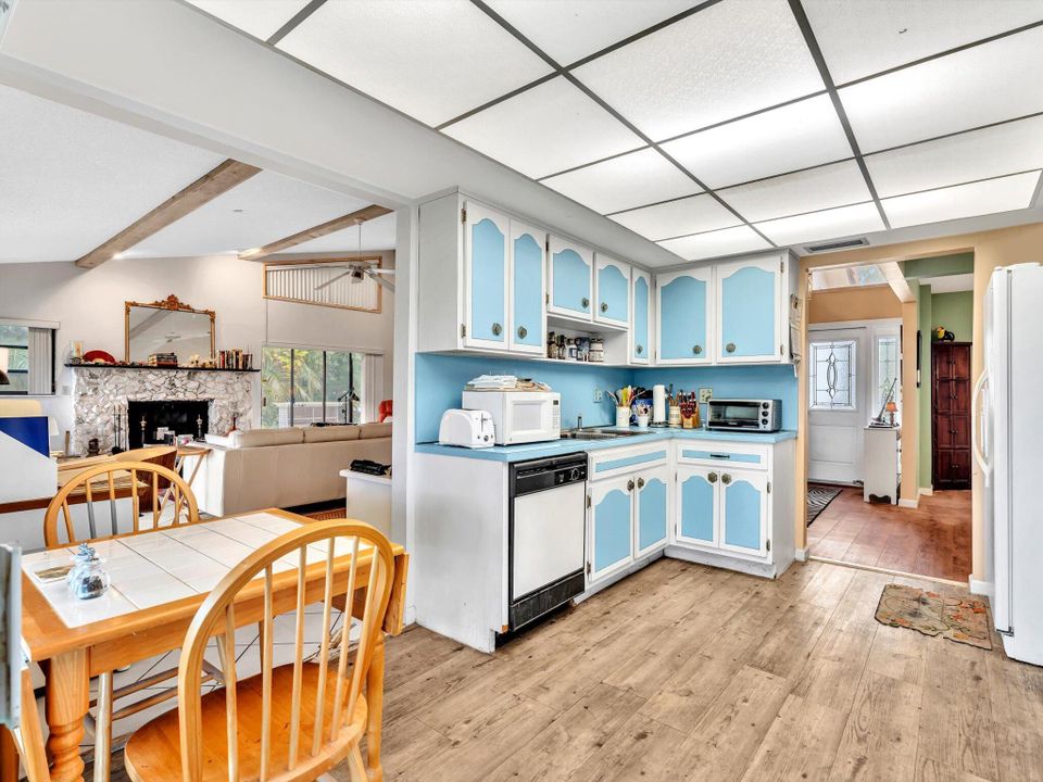 For Sale: $699,000 (2 beds, 2 baths, 1569 Square Feet)