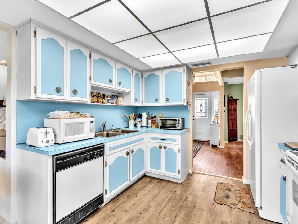 For Sale: $699,000 (2 beds, 2 baths, 1569 Square Feet)