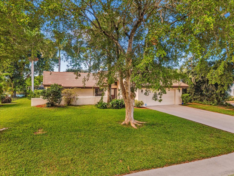 For Sale: $699,000 (2 beds, 2 baths, 1569 Square Feet)