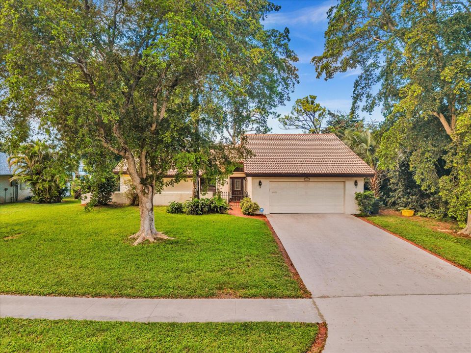 For Sale: $699,000 (2 beds, 2 baths, 1569 Square Feet)