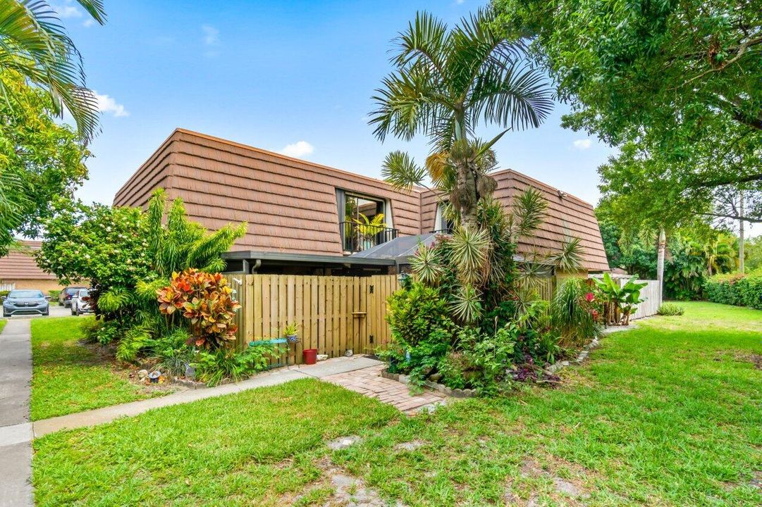 Active With Contract: $435,000 (2 beds, 2 baths, 1596 Square Feet)