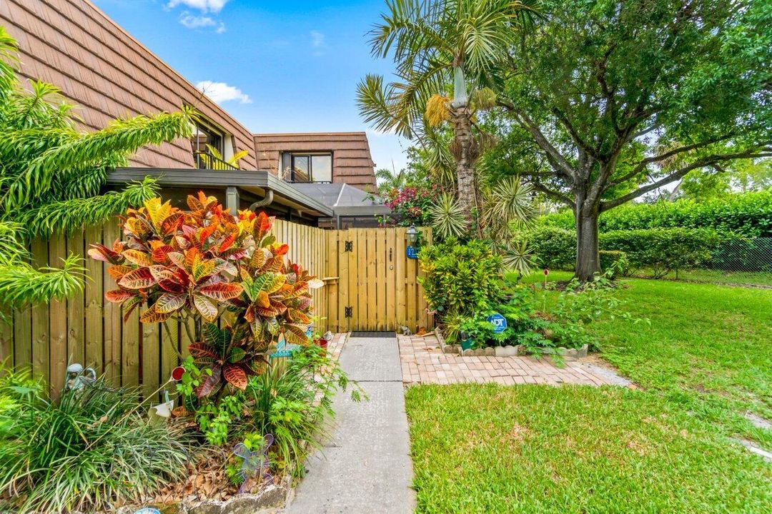 Active With Contract: $435,000 (2 beds, 2 baths, 1596 Square Feet)