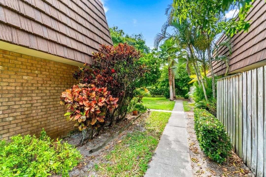 Active With Contract: $435,000 (2 beds, 2 baths, 1596 Square Feet)