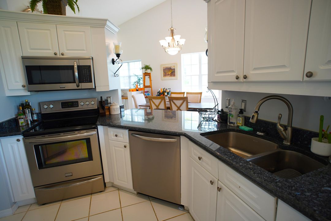 待售: $260,000 (3 贝兹, 2 浴室, 2067 平方英尺)