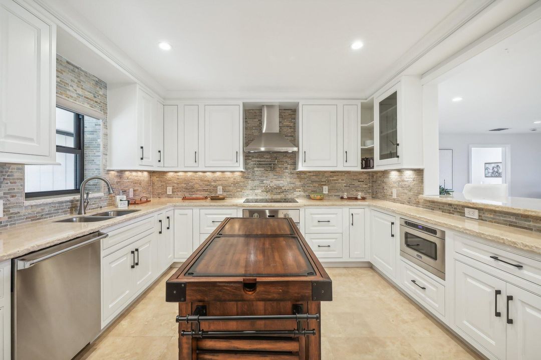 出租: $12,000 (4 贝兹, 4 浴室, 2500 平方英尺)