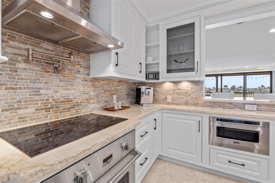 出租: $12,000 (4 贝兹, 4 浴室, 2500 平方英尺)