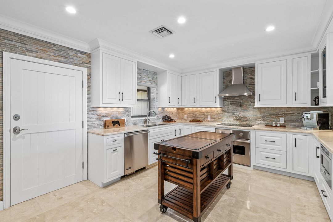 出租: $12,000 (4 贝兹, 4 浴室, 2500 平方英尺)