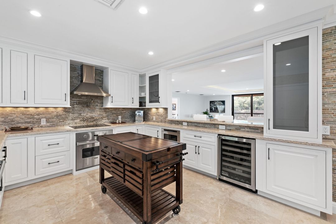 出租: $12,000 (4 贝兹, 4 浴室, 2500 平方英尺)